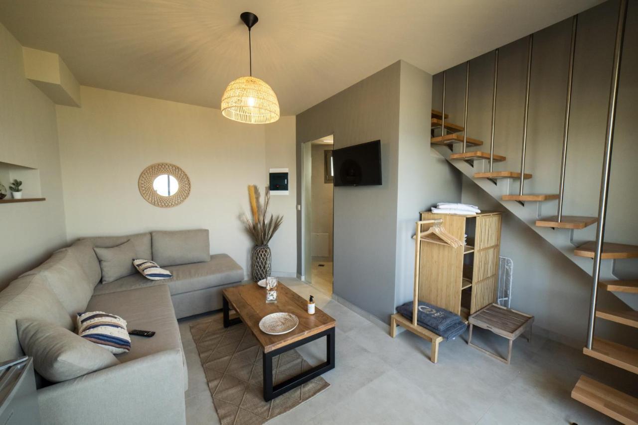 Theros Suites Dhiminio ภายนอก รูปภาพ